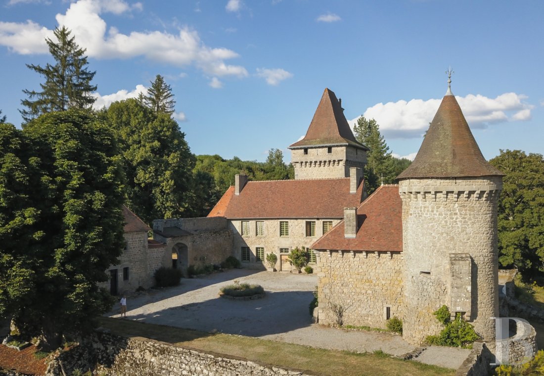 A 17th-century independent dwelling in the centre of a medieval stronghold in Limousin, in south-east Creuse near Aubusson - photo  n°1